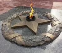 Бронзовый венок со звездой вечного огня в Орске (518550)