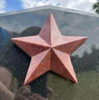 Красная звёздочка на гранитной плите в Орске (518416)