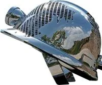 Каска - скульптура абстрактная скульптура из нержавеющей стали на заказ — Орск